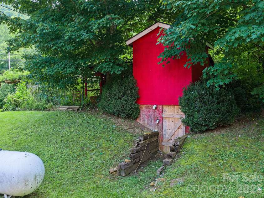 161 Moody Mountain Road, Burnsville, NC 28714.  MLS# CAR4411099, YatesRealty ID 43566. 