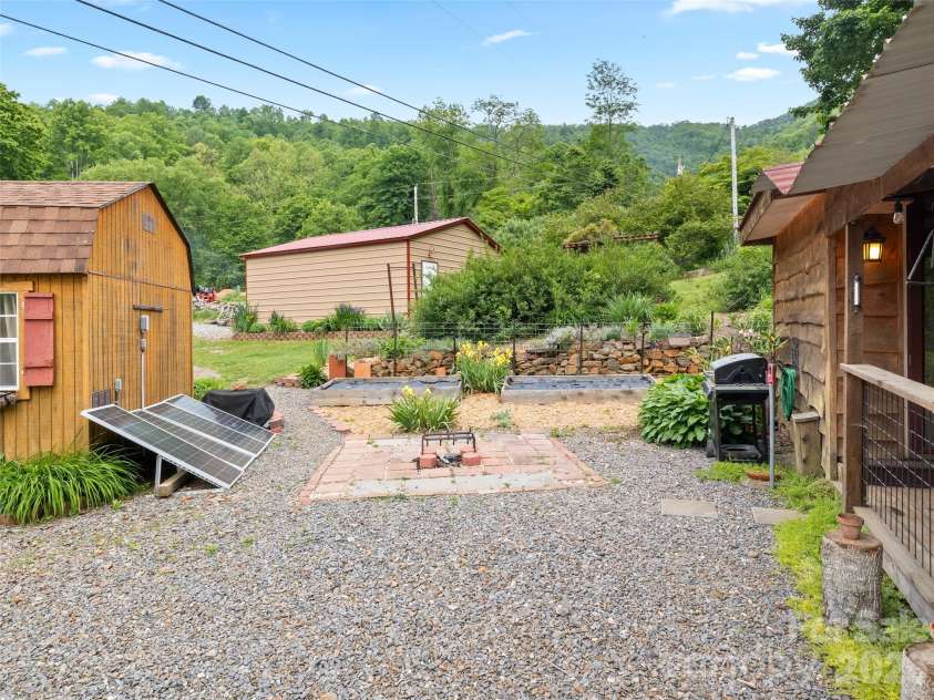 161 Moody Mountain Road, Burnsville, NC 28714.  MLS# CAR4411099, YatesRealty ID 43566. 