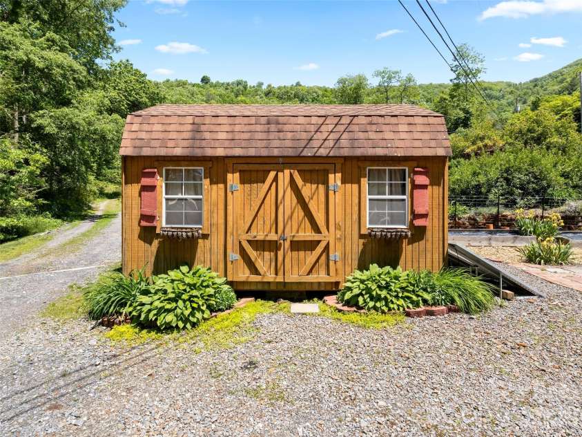 161 Moody Mountain Road, Burnsville, NC 28714.  MLS# CAR4411099, YatesRealty ID 43566. 