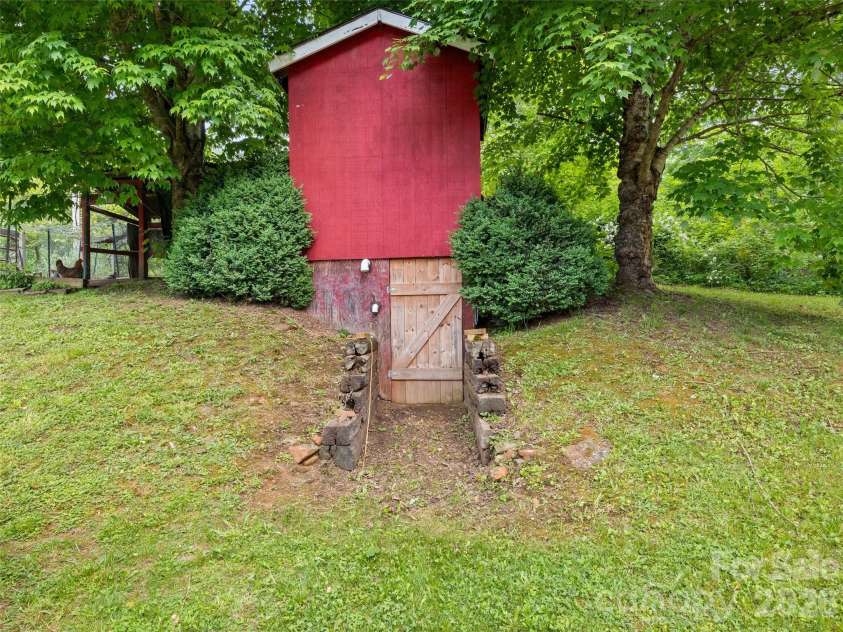 161 Moody Mountain Road, Burnsville, NC 28714.  MLS# CAR4411099, YatesRealty ID 43566. 