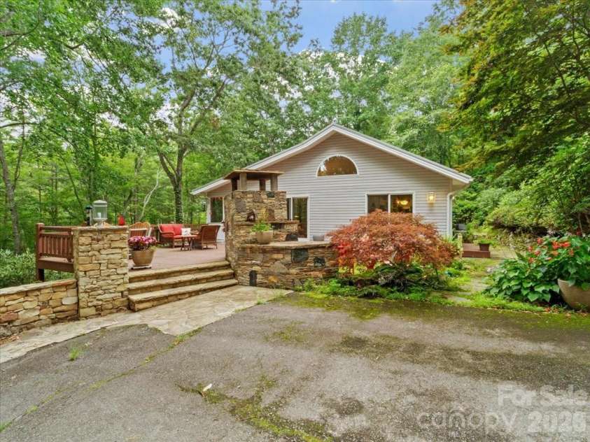 30 Kalmia Cove, Burnsville, NC 28714.  MLS# CAR4405534, YatesRealty ID 43568. 