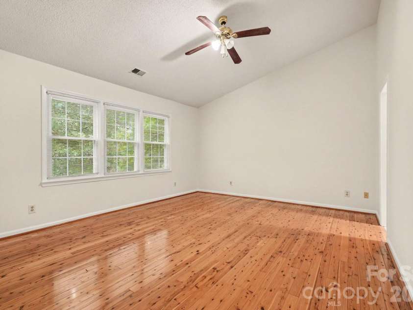 7104 Kinsmore Lane, Charlotte, NC 28269.  MLS# CAR4389282, YatesRealty ID 43573. 