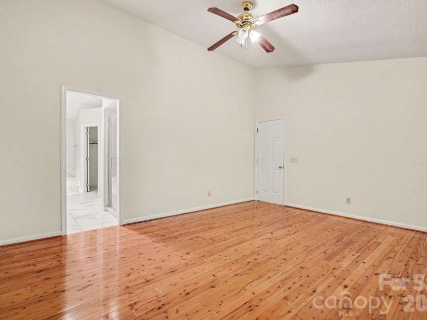 7104 Kinsmore Lane, Charlotte, NC 28269.  MLS# CAR4389282, YatesRealty ID 43573. 