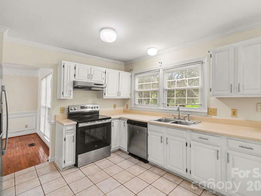 7104 Kinsmore Lane, Charlotte, NC 28269.  MLS# CAR4389282, YatesRealty ID 43573. 