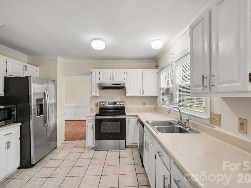 7104 Kinsmore Lane, Charlotte, NC 28269.  MLS# CAR4389282, YatesRealty ID 43573. 