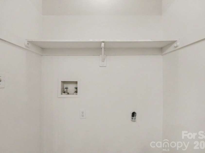 7104 Kinsmore Lane, Charlotte, NC 28269.  MLS# CAR4389282, YatesRealty ID 43573. 