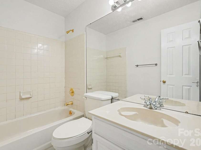 7104 Kinsmore Lane, Charlotte, NC 28269.  MLS# CAR4389282, YatesRealty ID 43573. 