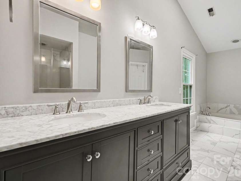 7104 Kinsmore Lane, Charlotte, NC 28269.  MLS# CAR4389282, YatesRealty ID 43573. 