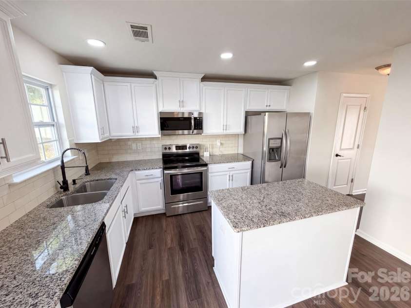 9833 Wardley Drive, Charlotte, NC 28215.  MLS# CAR4409714, YatesRealty ID 43575. 