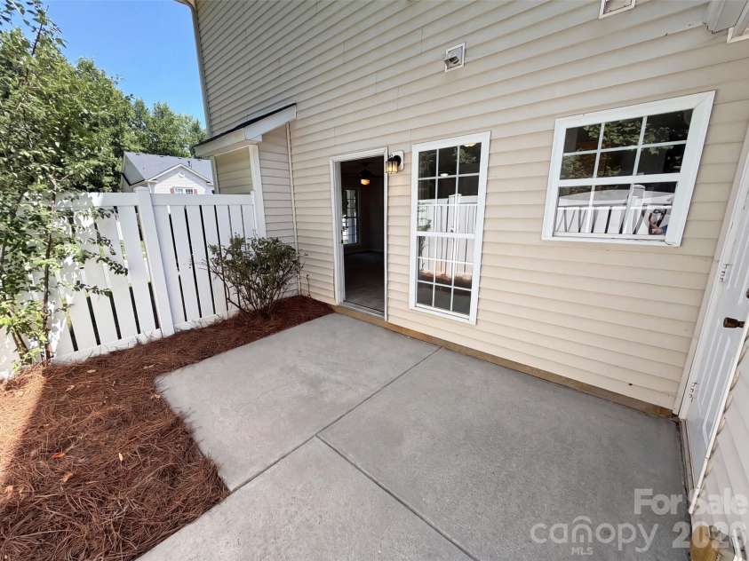 9514 Littleleaf Drive, Charlotte, NC 28215.  MLS# CAR4411098, YatesRealty ID 43577. 