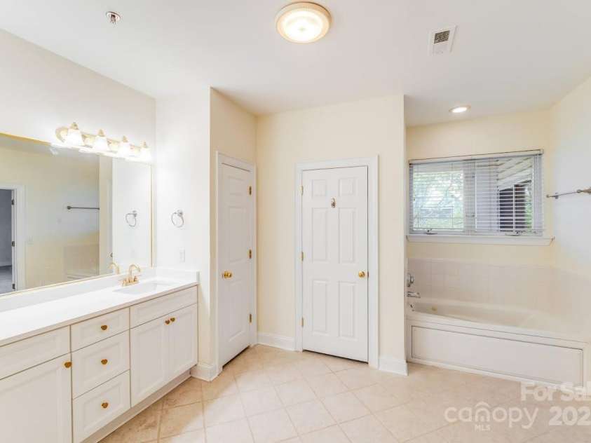 5601 Fairview Road, Charlotte, NC 28209.  MLS# CAR4302815, YatesRealty ID 4358. Primary Bath 2