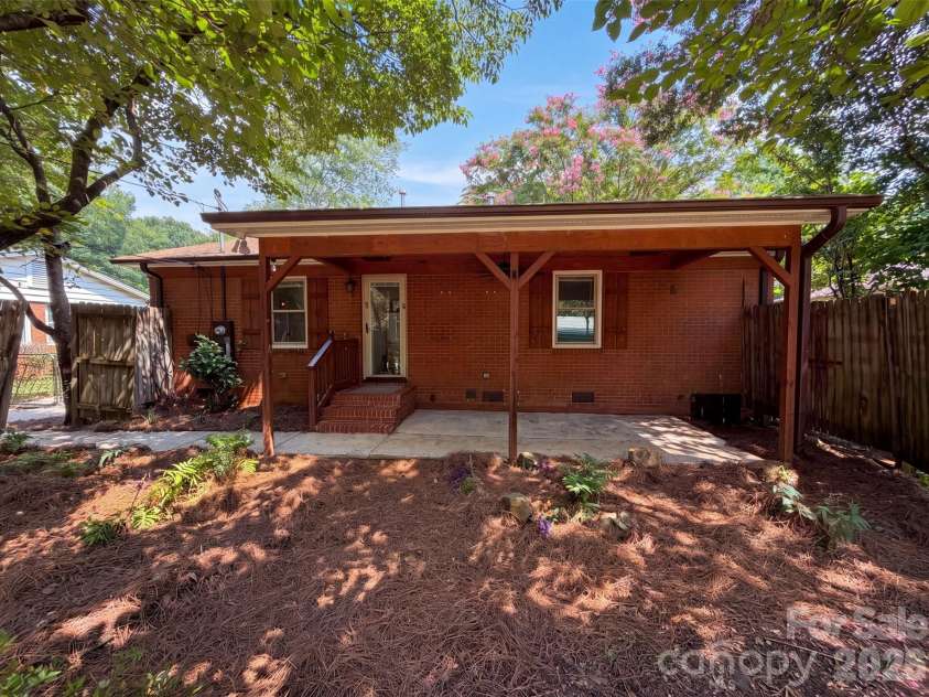 713 Ridgedale Court, Charlotte, NC 28206.  MLS# CAR4410077, YatesRealty ID 43581. 