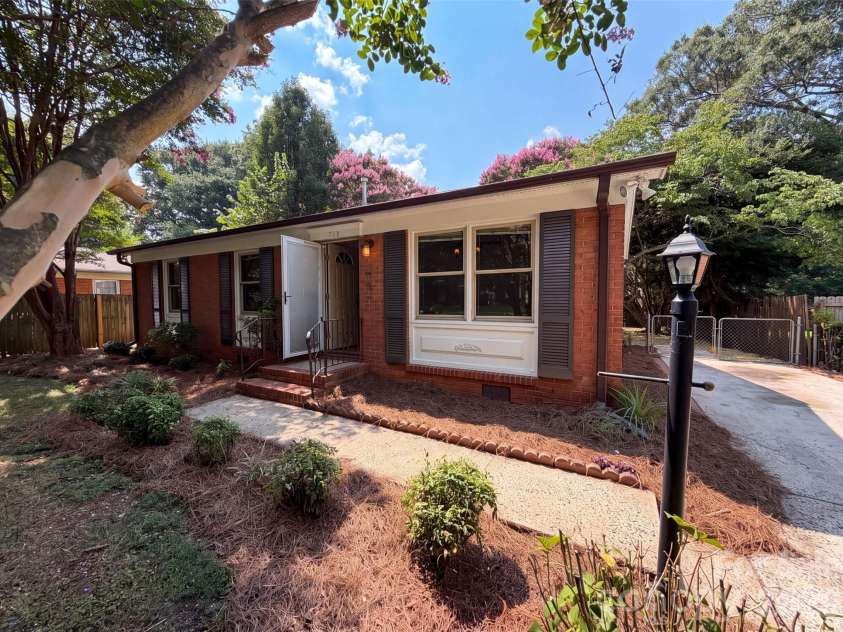 713 Ridgedale Court, Charlotte, NC 28206.  MLS# CAR4410077, YatesRealty ID 43581. 