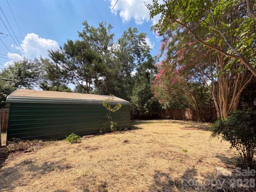 713 Ridgedale Court, Charlotte, NC 28206.  MLS# CAR4410077, YatesRealty ID 43581. 