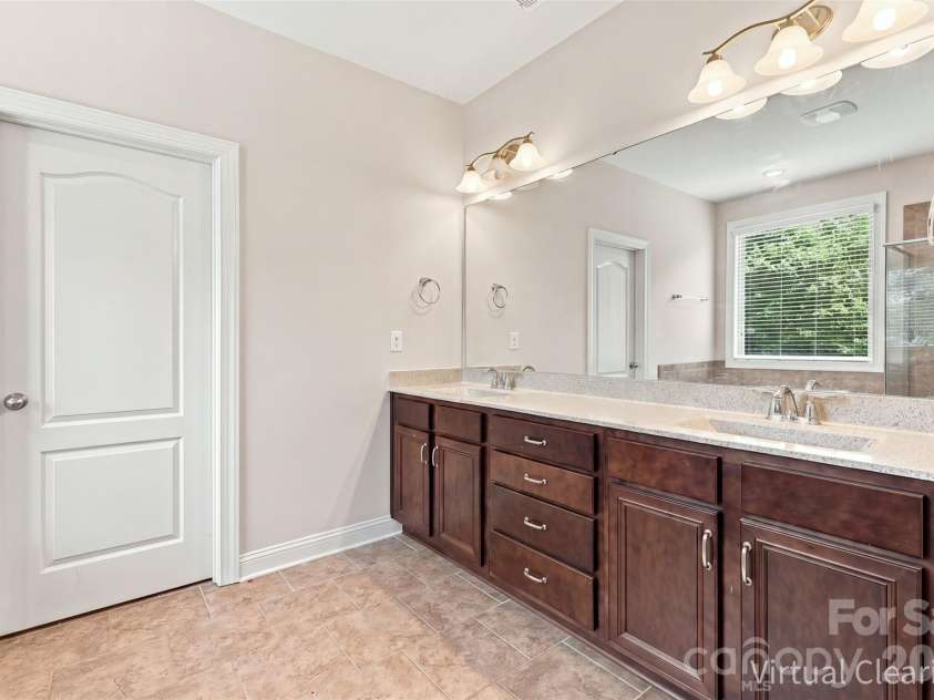 16131 Alsace Drive, Charlotte, NC 28278.  MLS# CAR4413788, YatesRealty ID 43589. 