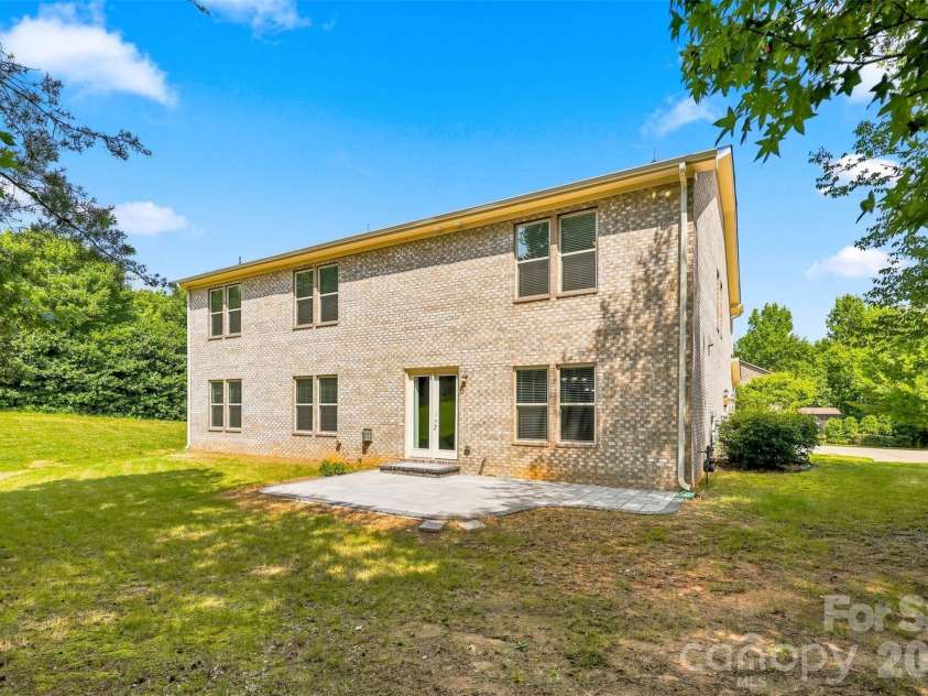 16131 Alsace Drive, Charlotte, NC 28278.  MLS# CAR4413788, YatesRealty ID 43589. 