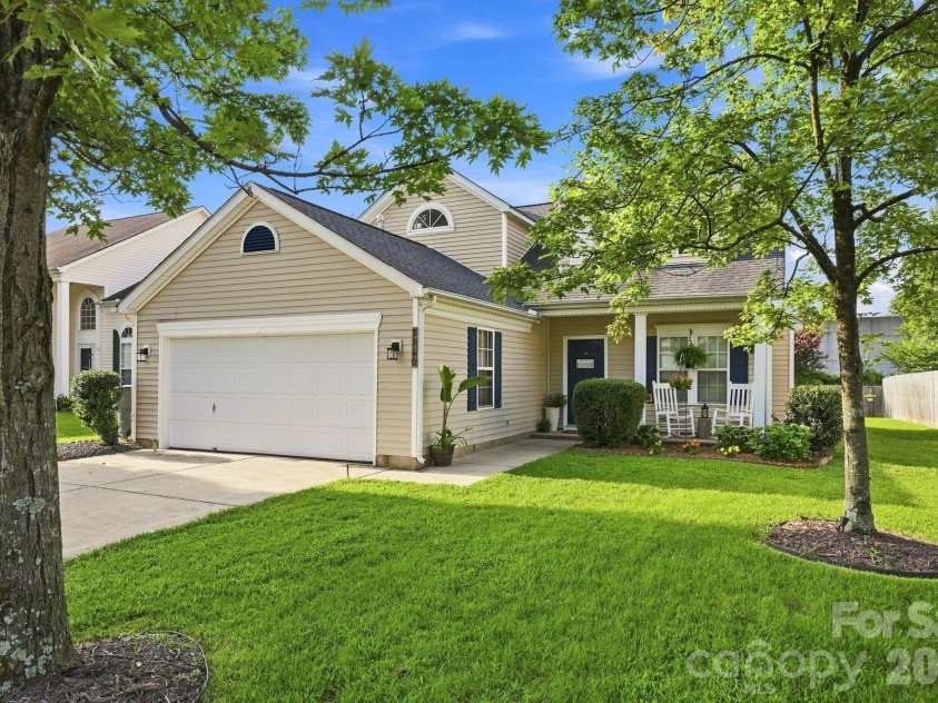 5740 Shining Oak Lane, Charlotte, NC 28269.  MLS# CAR4412369, YatesRealty ID 43594. 