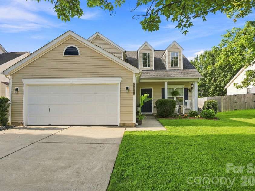 5740 Shining Oak Lane, Charlotte, NC 28269.  MLS# CAR4412369, YatesRealty ID 43594. 