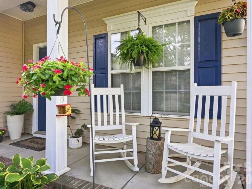 5740 Shining Oak Lane, Charlotte, NC 28269.  MLS# CAR4412369, YatesRealty ID 43594. 