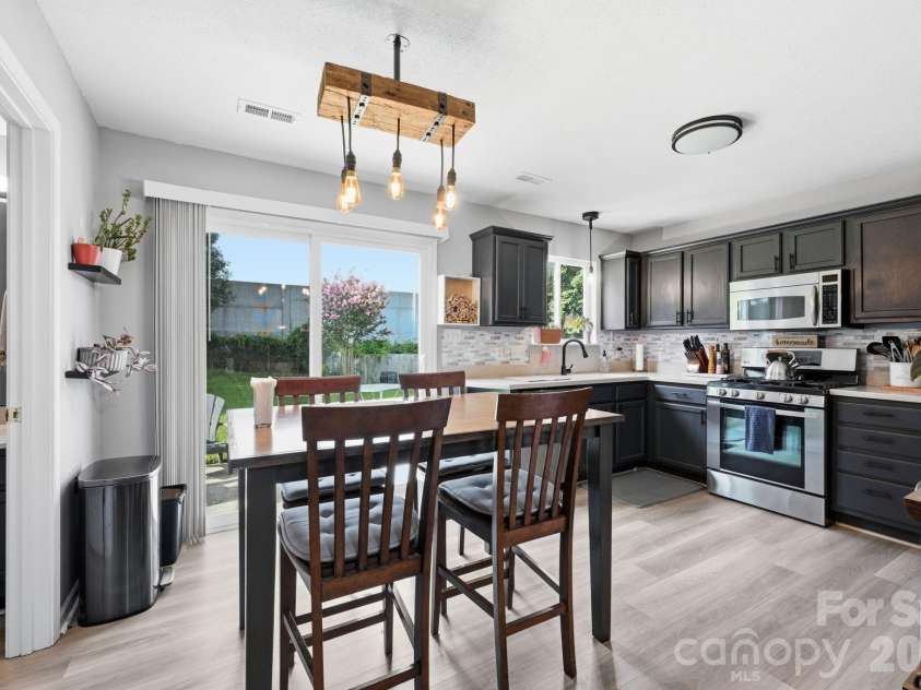 5740 Shining Oak Lane, Charlotte, NC 28269.  MLS# CAR4412369, YatesRealty ID 43594. 