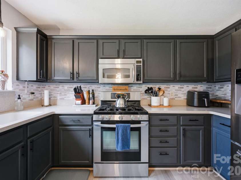 5740 Shining Oak Lane, Charlotte, NC 28269.  MLS# CAR4412369, YatesRealty ID 43594. 