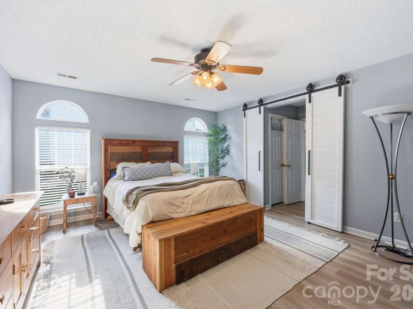5740 Shining Oak Lane, Charlotte, NC 28269.  MLS# CAR4412369, YatesRealty ID 43594. 