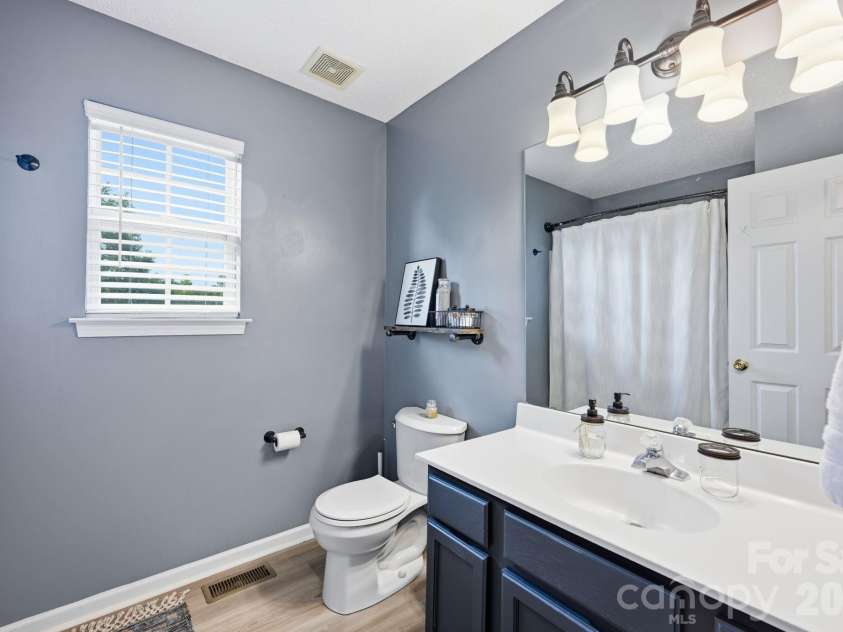 5740 Shining Oak Lane, Charlotte, NC 28269.  MLS# CAR4412369, YatesRealty ID 43594. 