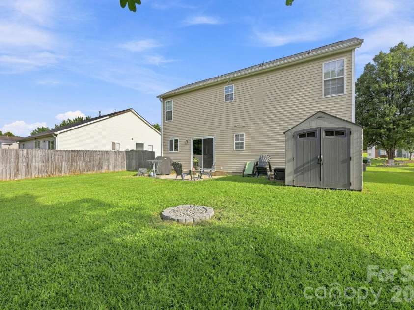 5740 Shining Oak Lane, Charlotte, NC 28269.  MLS# CAR4412369, YatesRealty ID 43594. 