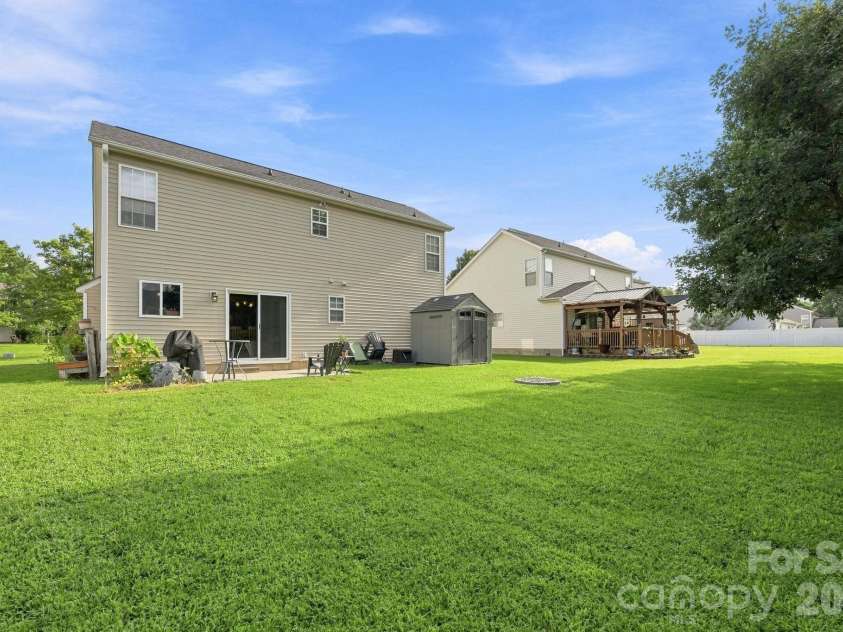 5740 Shining Oak Lane, Charlotte, NC 28269.  MLS# CAR4412369, YatesRealty ID 43594. 
