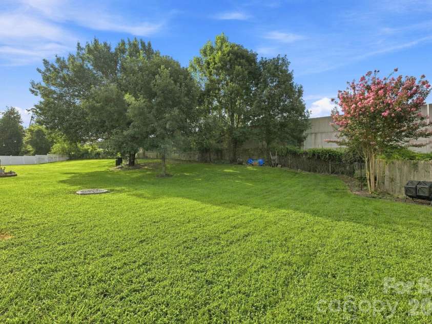 5740 Shining Oak Lane, Charlotte, NC 28269.  MLS# CAR4412369, YatesRealty ID 43594. 