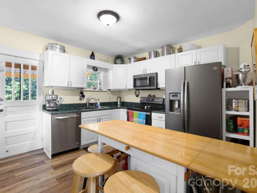 38 Mitchell Avenue, Asheville, NC 28806.  MLS# CAR4412545, YatesRealty ID 43598. 