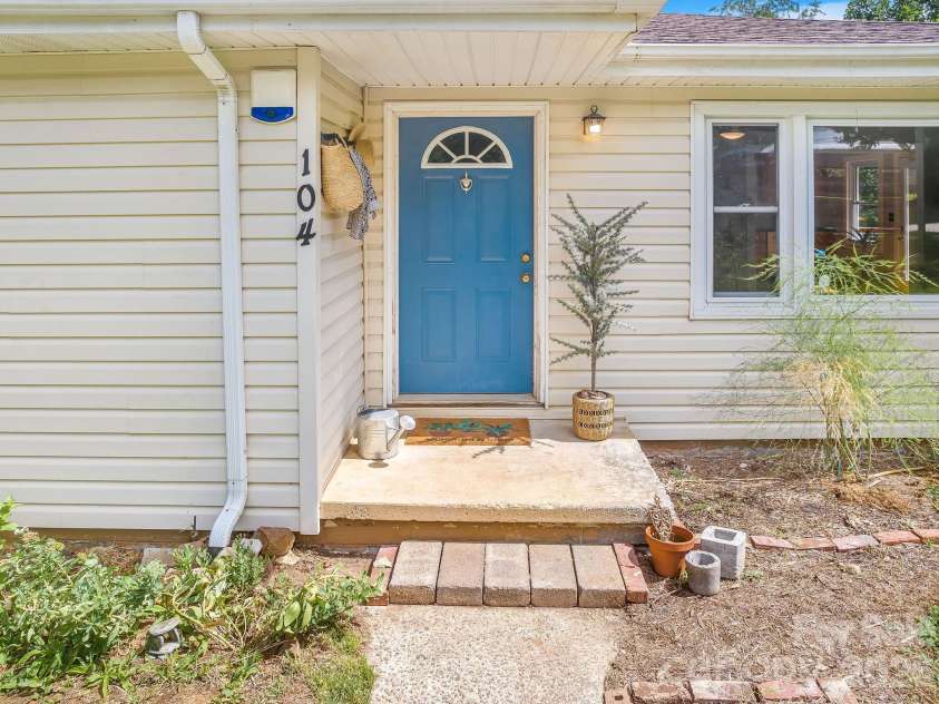 104 Justice Ridge Road, Candler, NC 28715.  MLS# CAR4396545, YatesRealty ID 43609. Corner drawers!