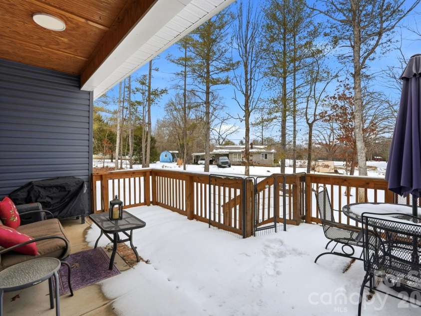 1196 Cape Hickory Road, Hickory, NC 28601.  MLS# CAR4343637, YatesRealty ID 4361. 