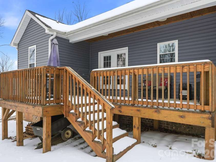 1196 Cape Hickory Road, Hickory, NC 28601.  MLS# CAR4343637, YatesRealty ID 4361. 