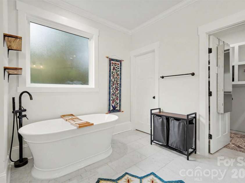 2409 Marlowe Avenue, Charlotte, NC 28208.  MLS# CAR4407568, YatesRealty ID 43611. Large primary bathroom.