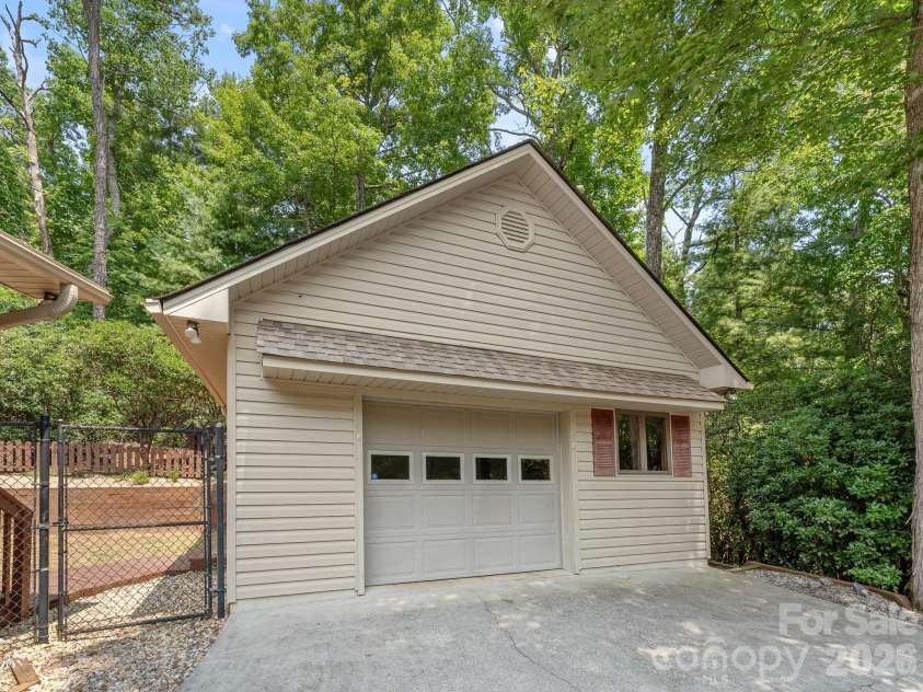 620 Thunder Road, Brevard, NC 28712.  MLS# CAR4408871, YatesRealty ID 43614. 