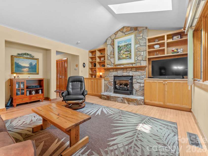 620 Thunder Road, Brevard, NC 28712.  MLS# CAR4408871, YatesRealty ID 43614. 