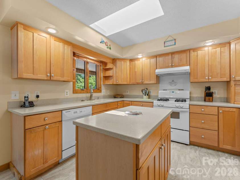620 Thunder Road, Brevard, NC 28712.  MLS# CAR4408871, YatesRealty ID 43614. 