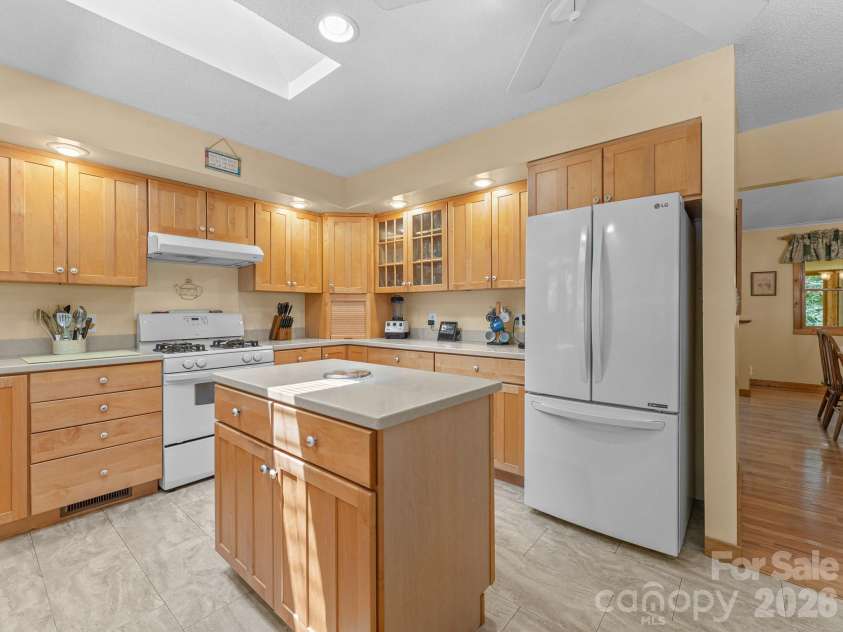 620 Thunder Road, Brevard, NC 28712.  MLS# CAR4408871, YatesRealty ID 43614. 