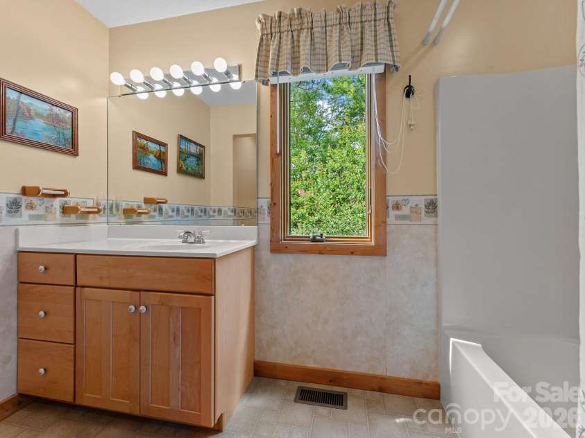 620 Thunder Road, Brevard, NC 28712.  MLS# CAR4408871, YatesRealty ID 43614. 