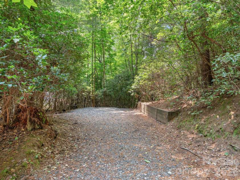 620 Thunder Road, Brevard, NC 28712.  MLS# CAR4408871, YatesRealty ID 43614. 