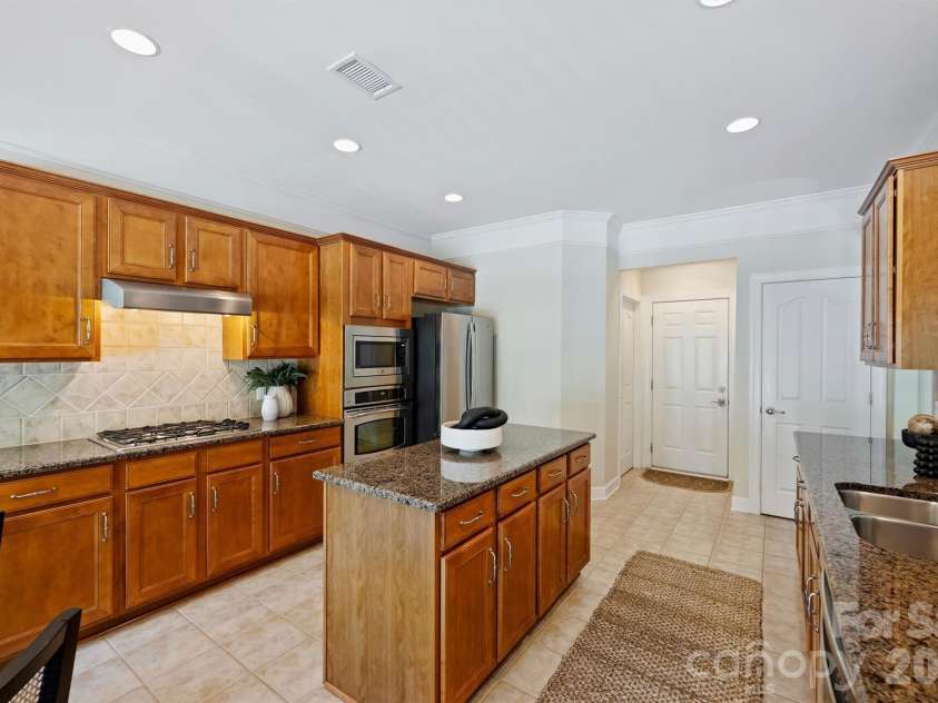8033 Oratorio Place, Charlotte, NC 28270.  MLS# CAR4408355, YatesRealty ID 43619. Cabinets abound