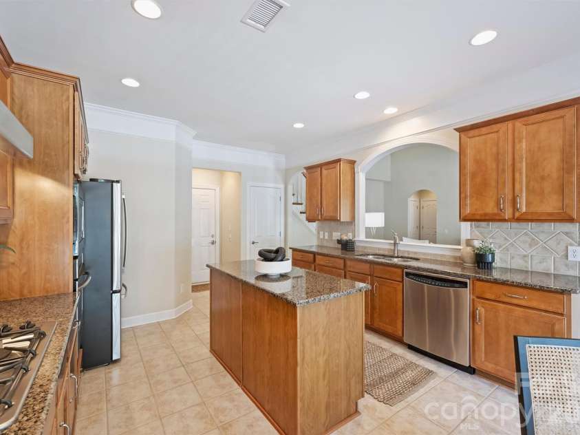 8033 Oratorio Place, Charlotte, NC 28270.  MLS# CAR4408355, YatesRealty ID 43619. Center Island