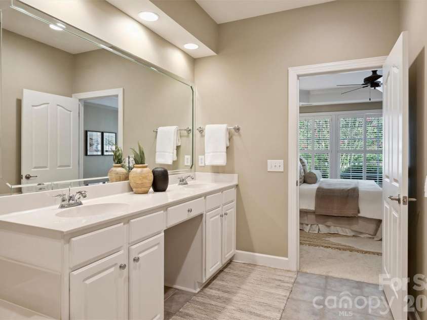 8033 Oratorio Place, Charlotte, NC 28270.  MLS# CAR4408355, YatesRealty ID 43619. Dual Vanities