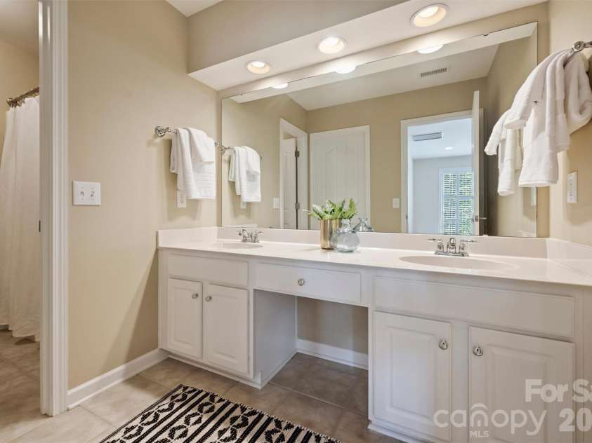 8033 Oratorio Place, Charlotte, NC 28270.  MLS# CAR4408355, YatesRealty ID 43619. Full Hall Bath upstairs