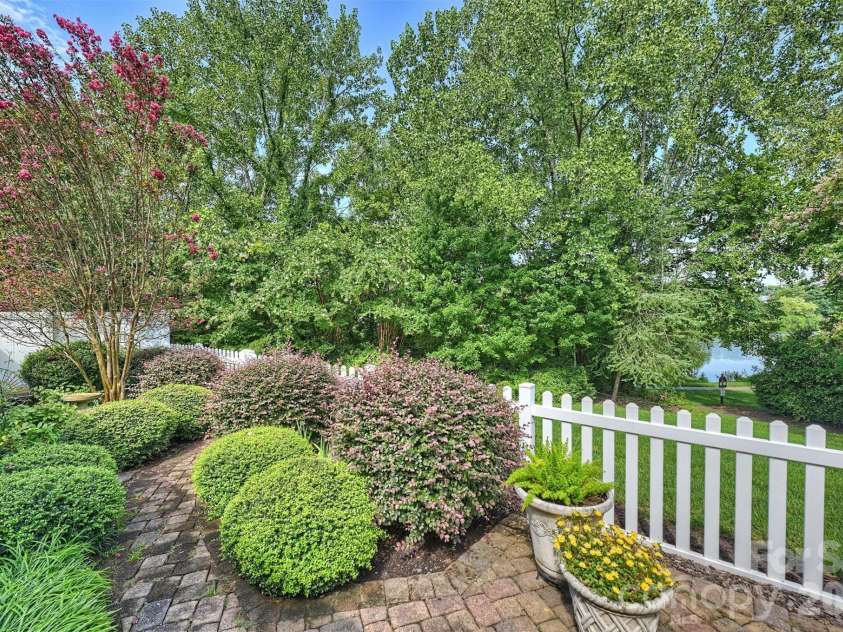8033 Oratorio Place, Charlotte, NC 28270.  MLS# CAR4408355, YatesRealty ID 43619. Great landscaping