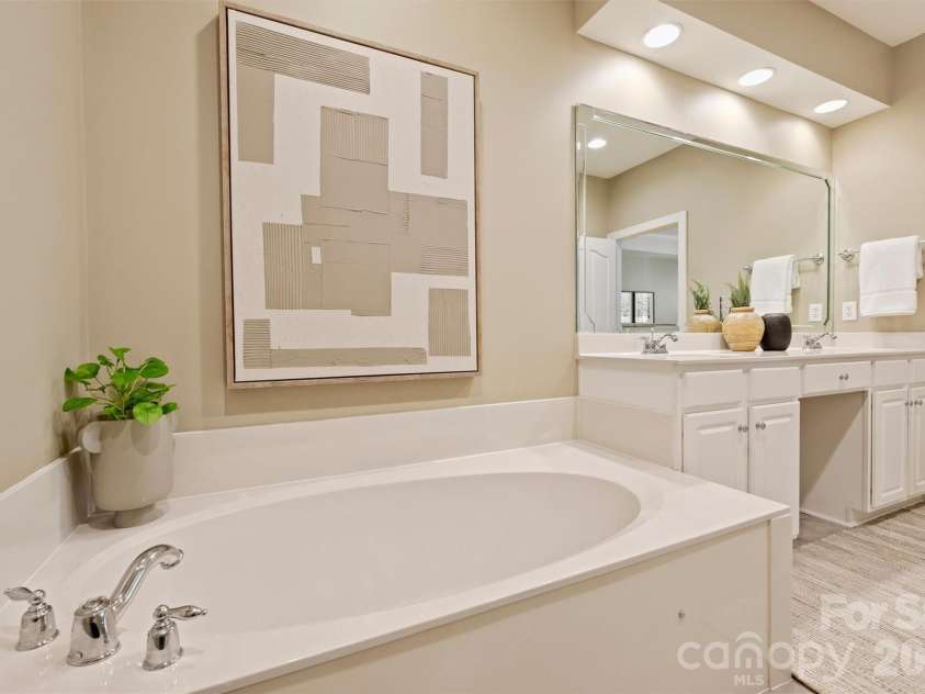 8033 Oratorio Place, Charlotte, NC 28270.  MLS# CAR4408355, YatesRealty ID 43619. Separate tub and shower