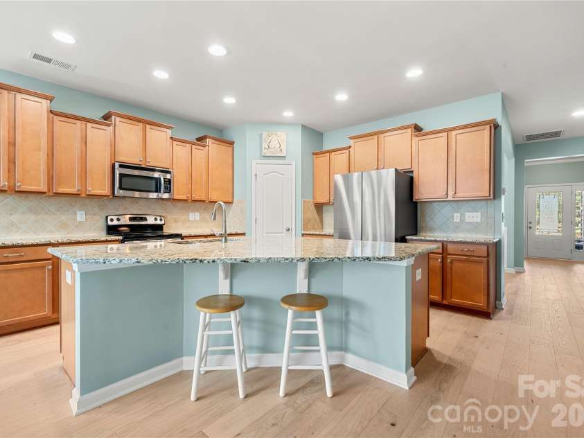 1601 Deer Meadows Drive, Waxhaw, NC 28173.  MLS# CAR4369779, YatesRealty ID 43620. Breakfast island