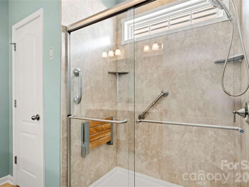 1601 Deer Meadows Drive, Waxhaw, NC 28173.  MLS# CAR4369779, YatesRealty ID 43620. Large glass shower