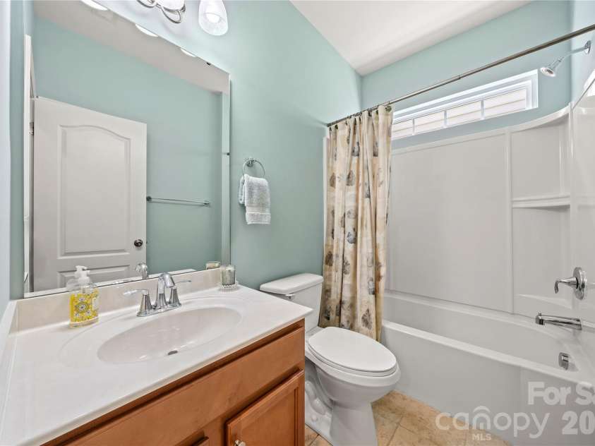 1601 Deer Meadows Drive, Waxhaw, NC 28173.  MLS# CAR4369779, YatesRealty ID 43620. Second full bathroom